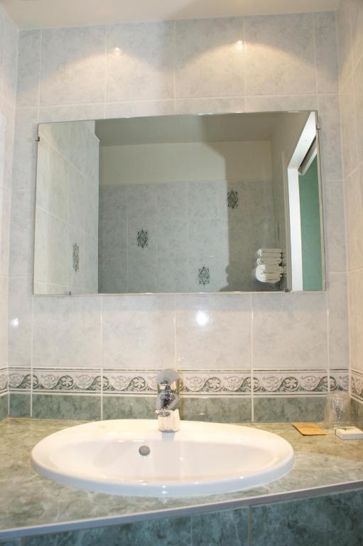 Hotel Le Lyon Брон Екстериор снимка