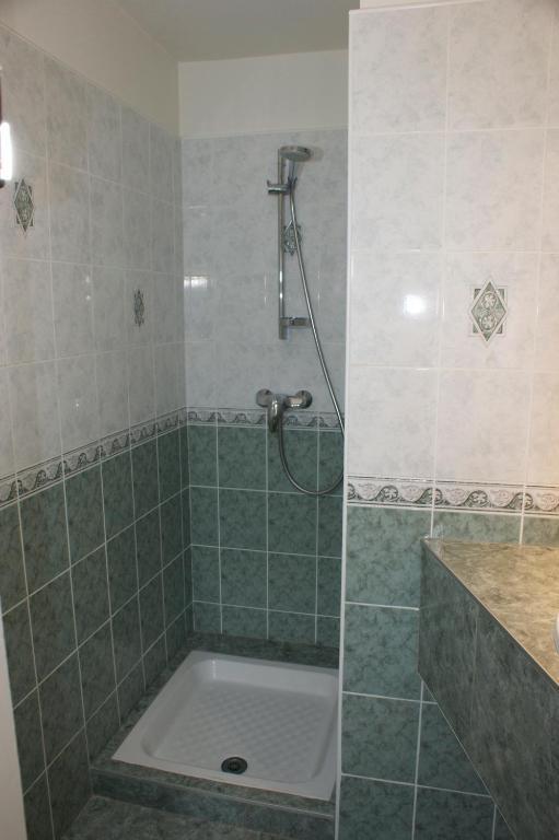 Hotel Le Lyon Брон Екстериор снимка