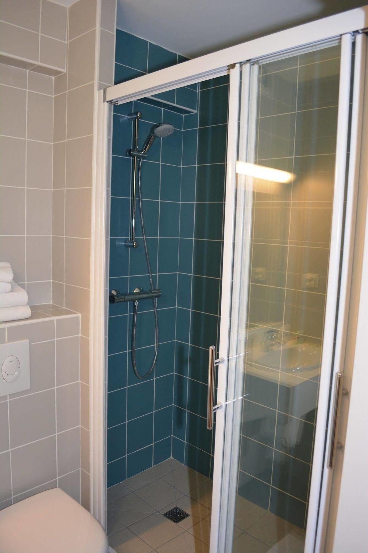 Hotel Le Lyon Брон Екстериор снимка