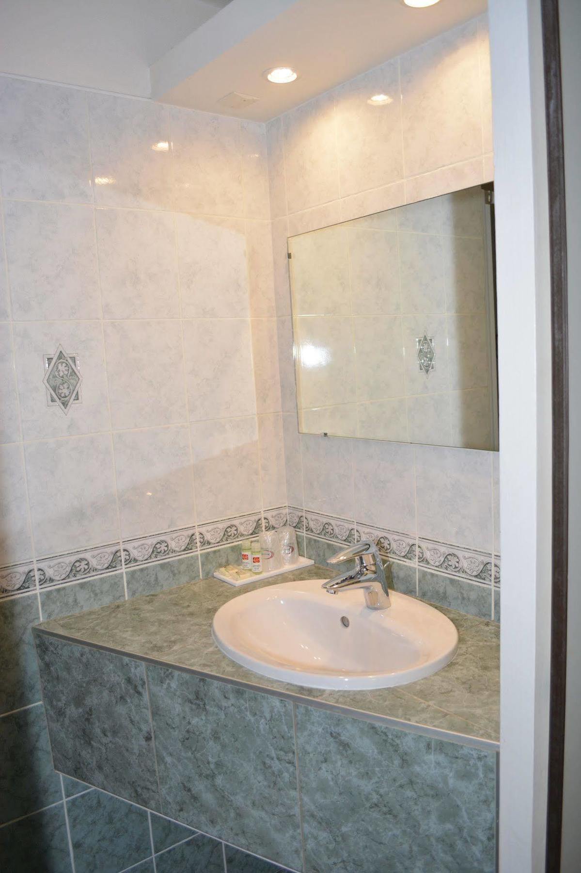 Hotel Le Lyon Брон Екстериор снимка