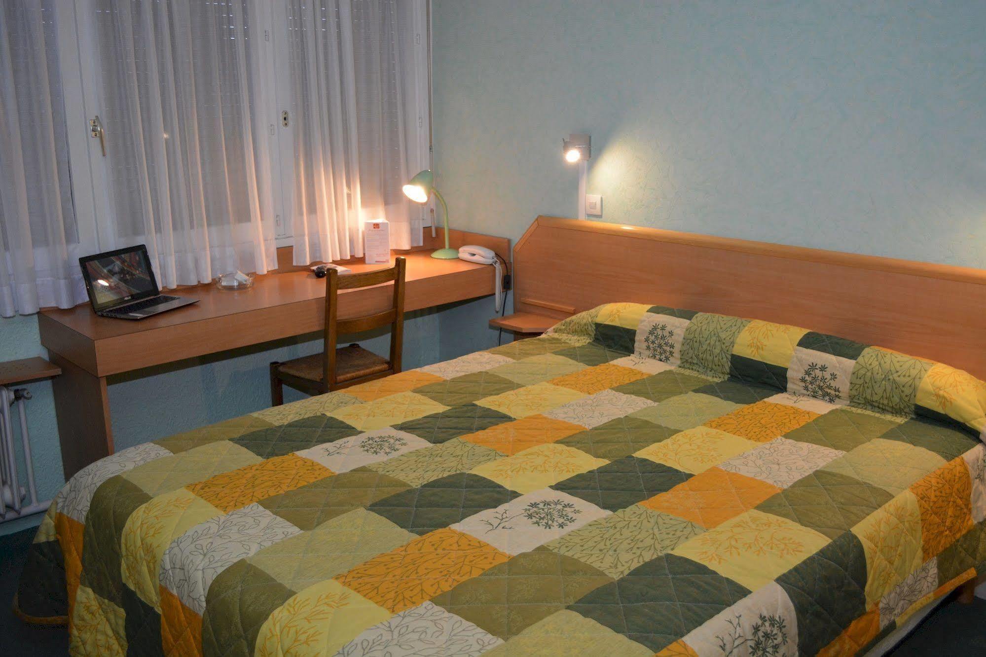 Hotel Le Lyon Брон Екстериор снимка